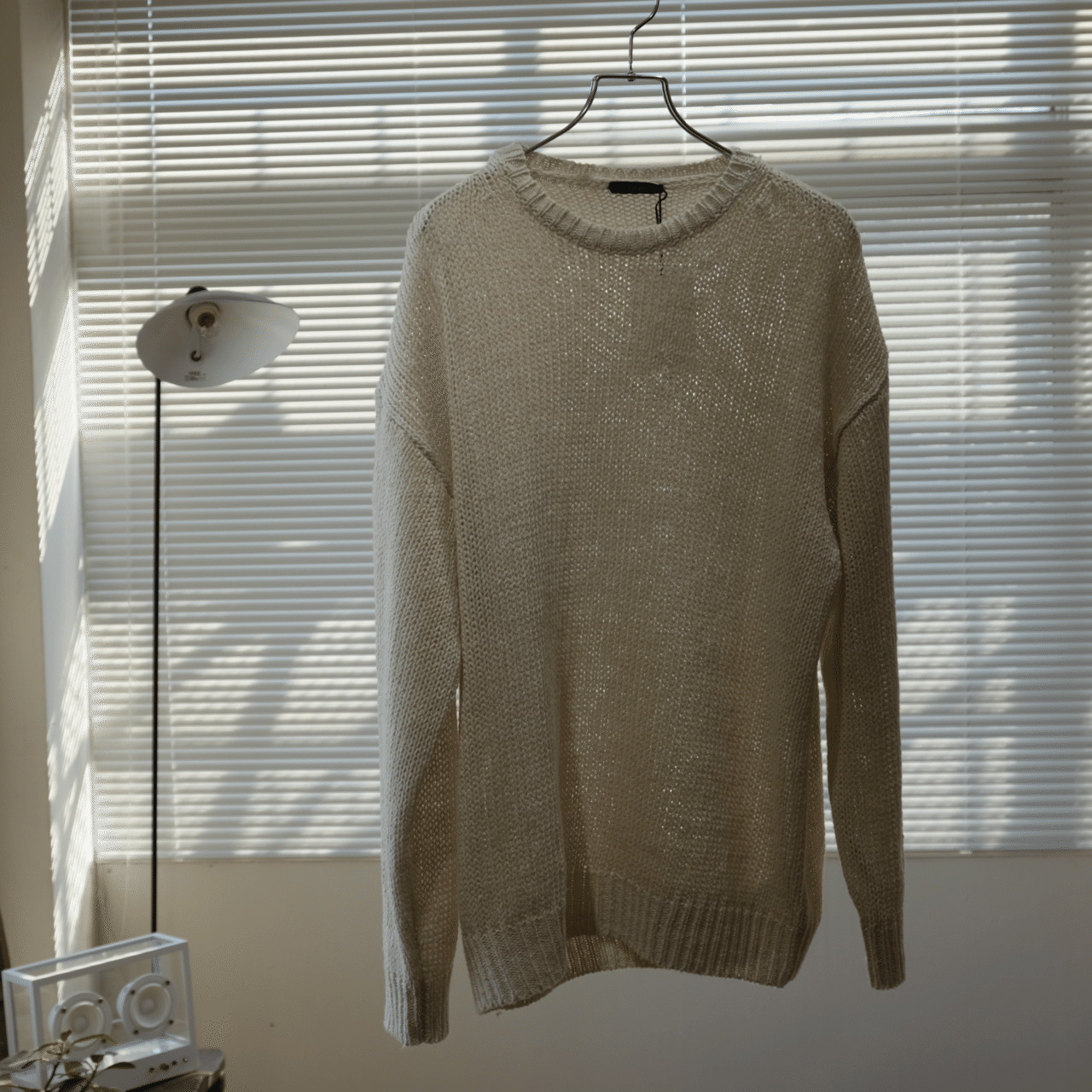 白のリネンニット｜水岡