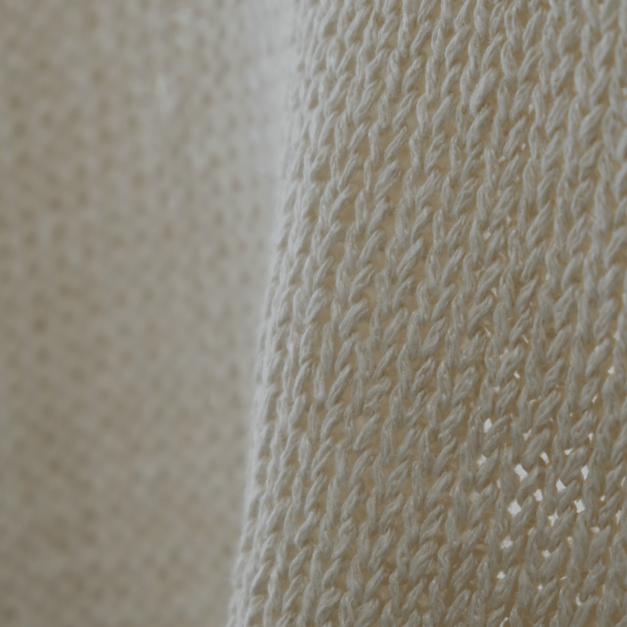 白のリネンニット｜水岡