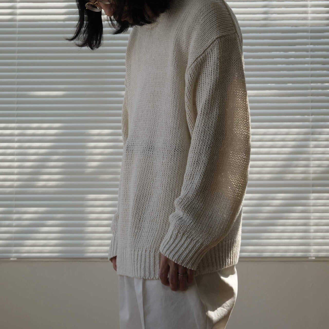 白のリネンニット｜水岡