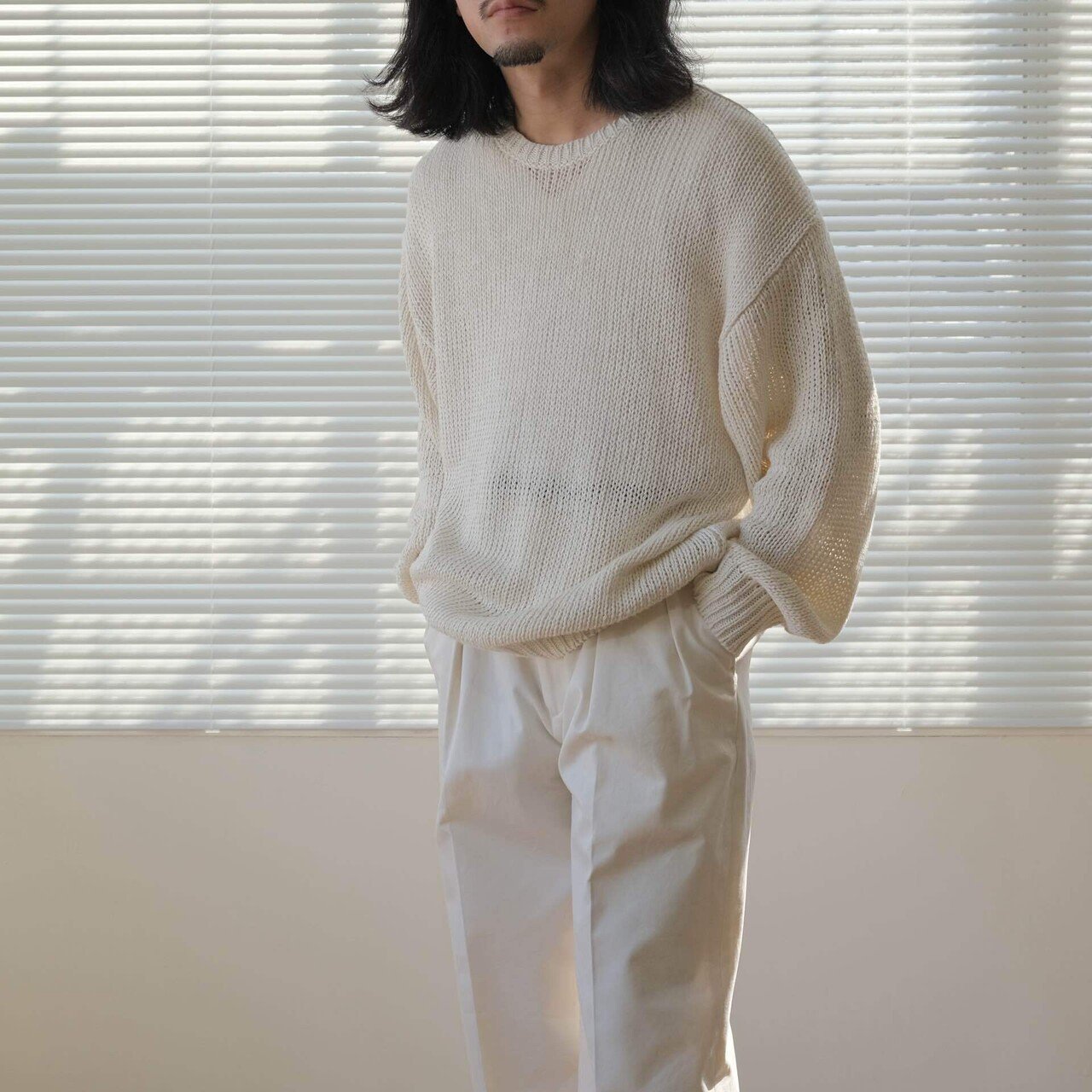 白のリネンニット｜水岡