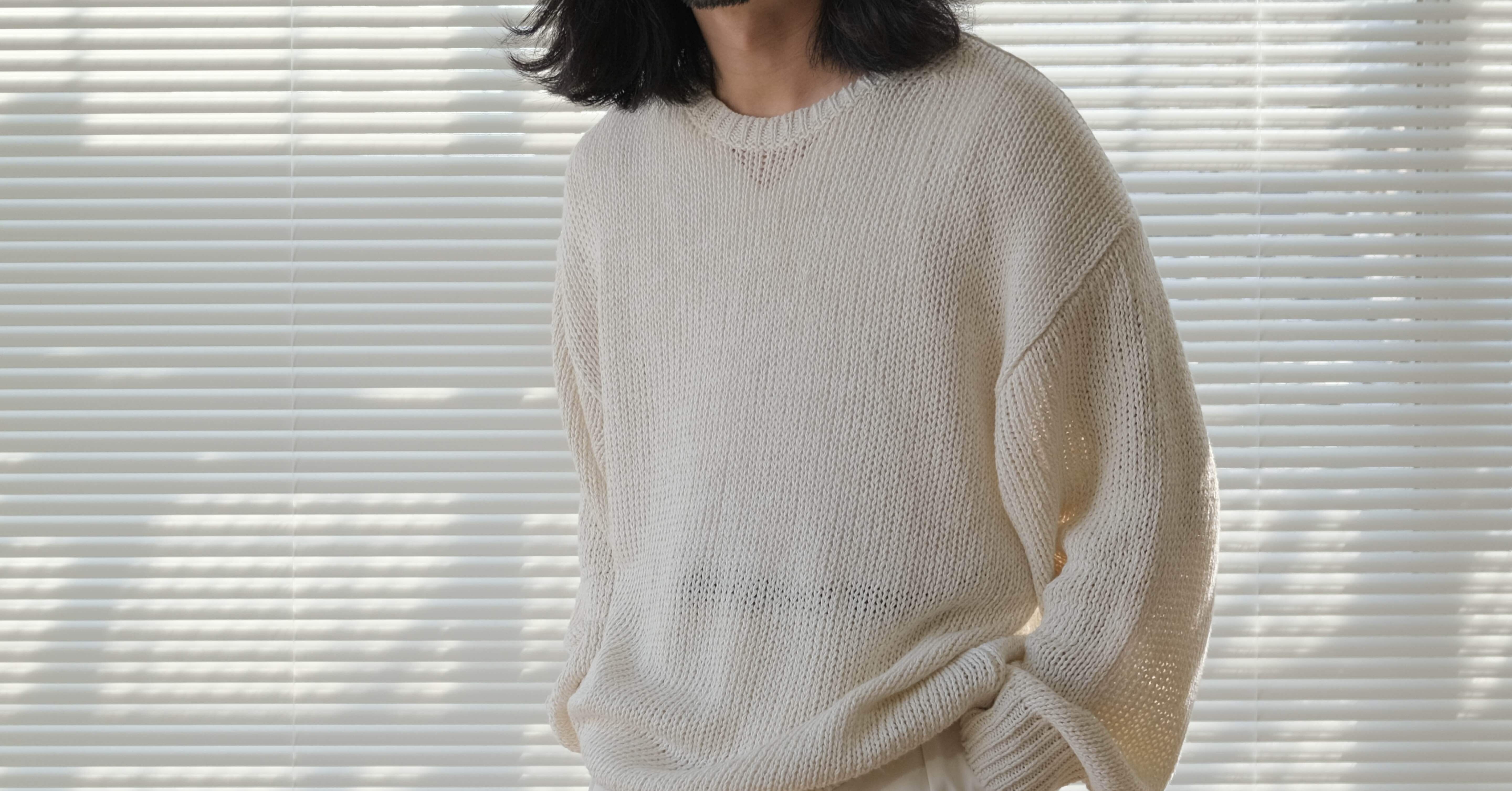 白のリネンニット｜水岡