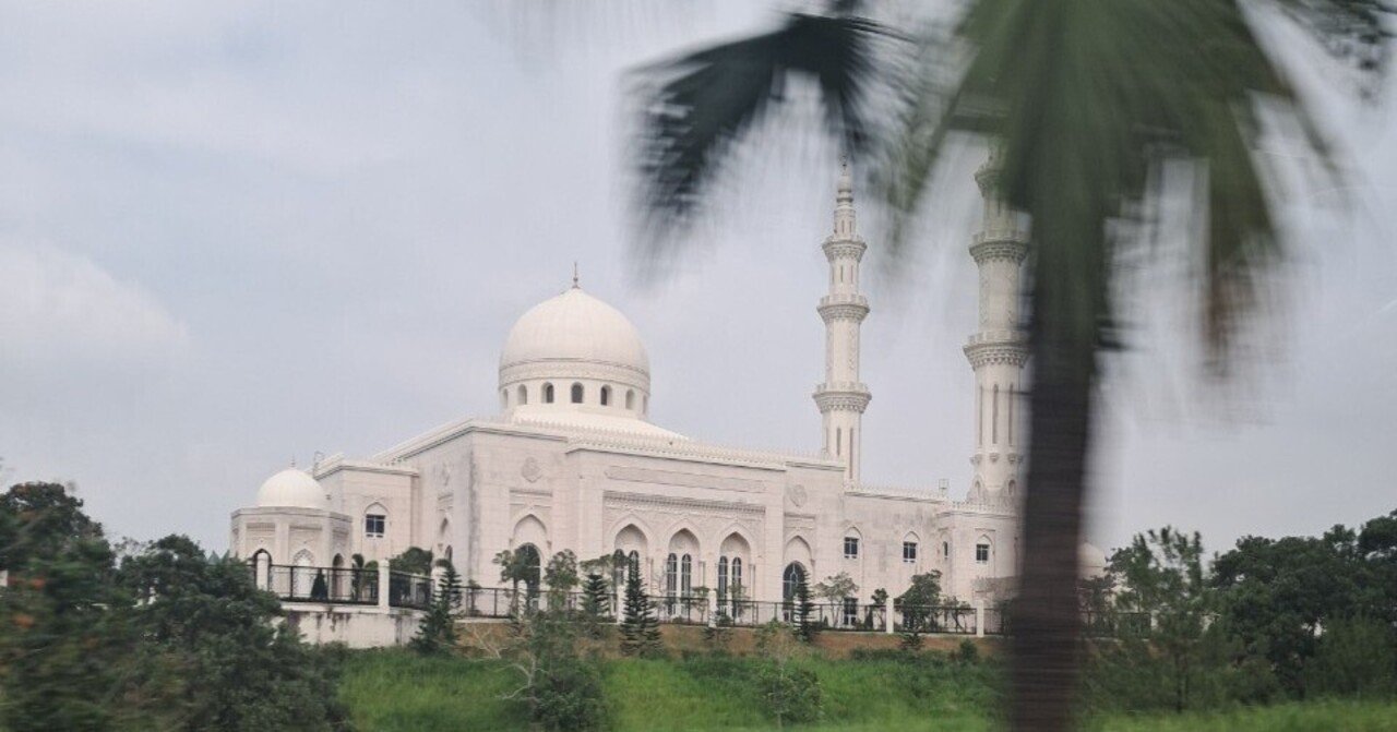 マレーシア観光：白いモスク】Masjid Sri Sendayan タージ