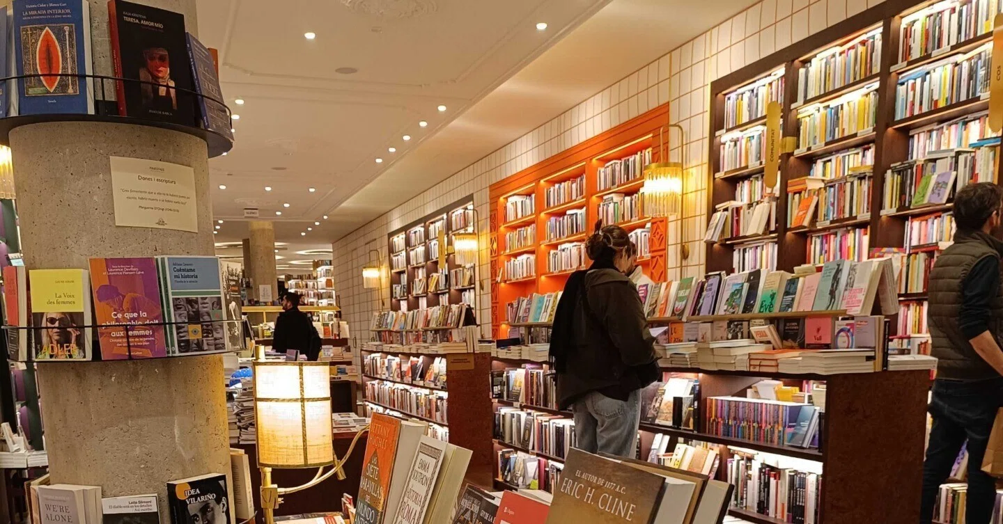 バルセロナの快適すぎる書店「Librería Finestres」｜Ayaka＠Barcelona
