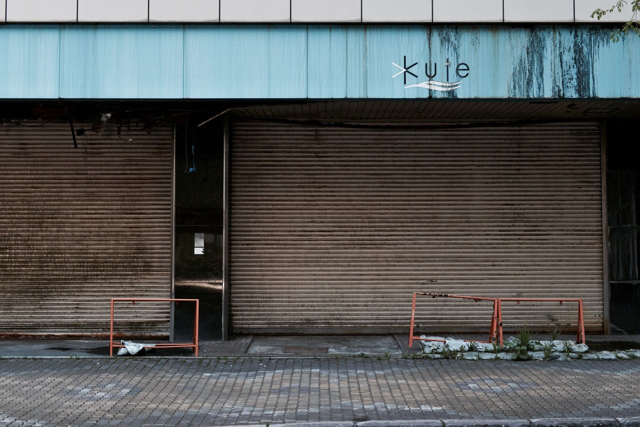 日本中の地方都市が 荒廃している 人口も仕事も一極集中が凄まじい デパートを見るのが怖い どの街もデパートが廃墟と化している 商店街が廃墟と化している Scoop Kawamura Note