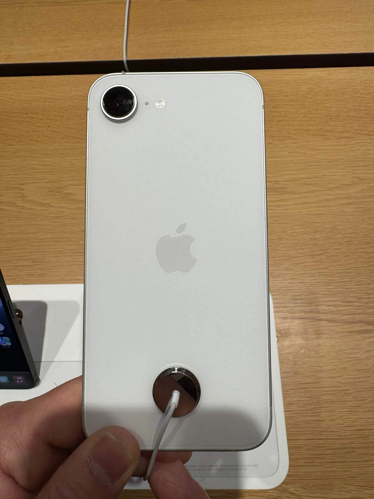 iPhone16eに触れてきた。｜あきちゃん（二郎）