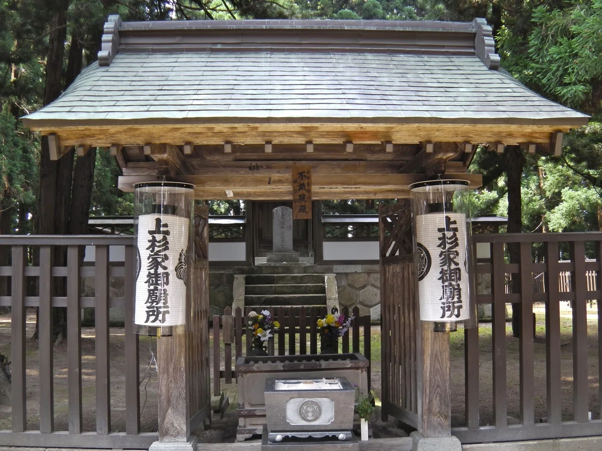 謙信墓