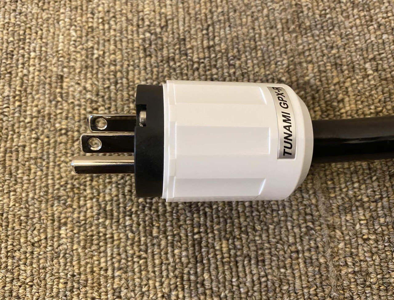 太くて硬い取り回しだけど音は良い！OYAIDEの電源ケーブル