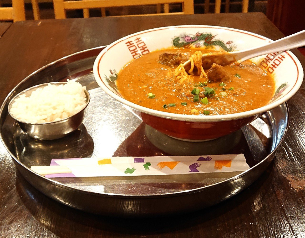 ネパール料理屋さんの濃厚カレーラーメンで体の中から温まったよ