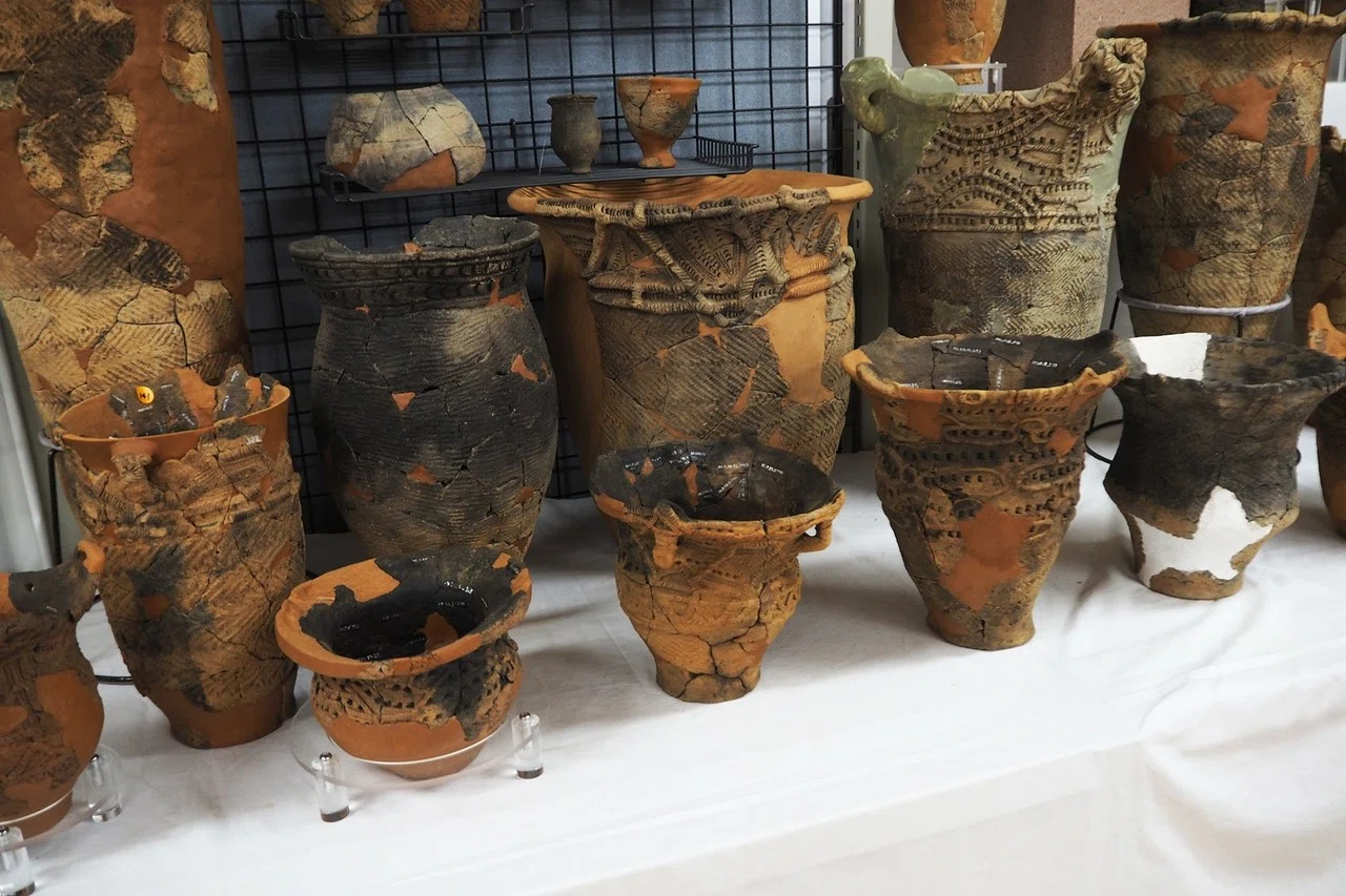 イカ形土製品と土器と土偶の天国ー森町遺跡発掘調査事務所展示室