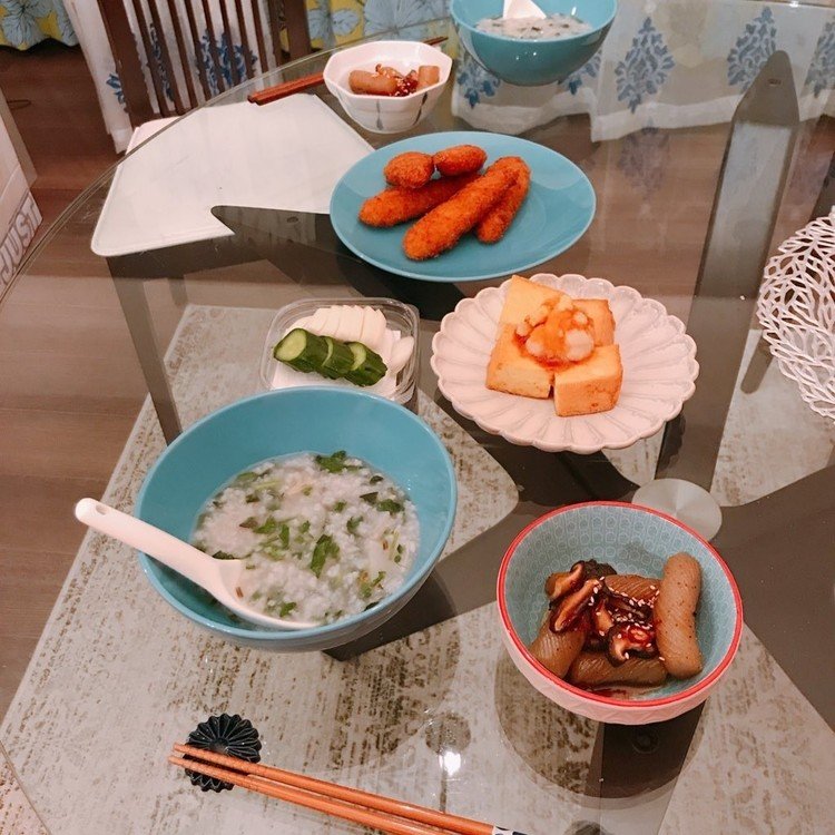 おうちごはん。昨日は七草粥、椎茸とこんにゃくの甘辛炒め煮、厚揚げ焼き、漬物、お惣菜のささみフライでした！