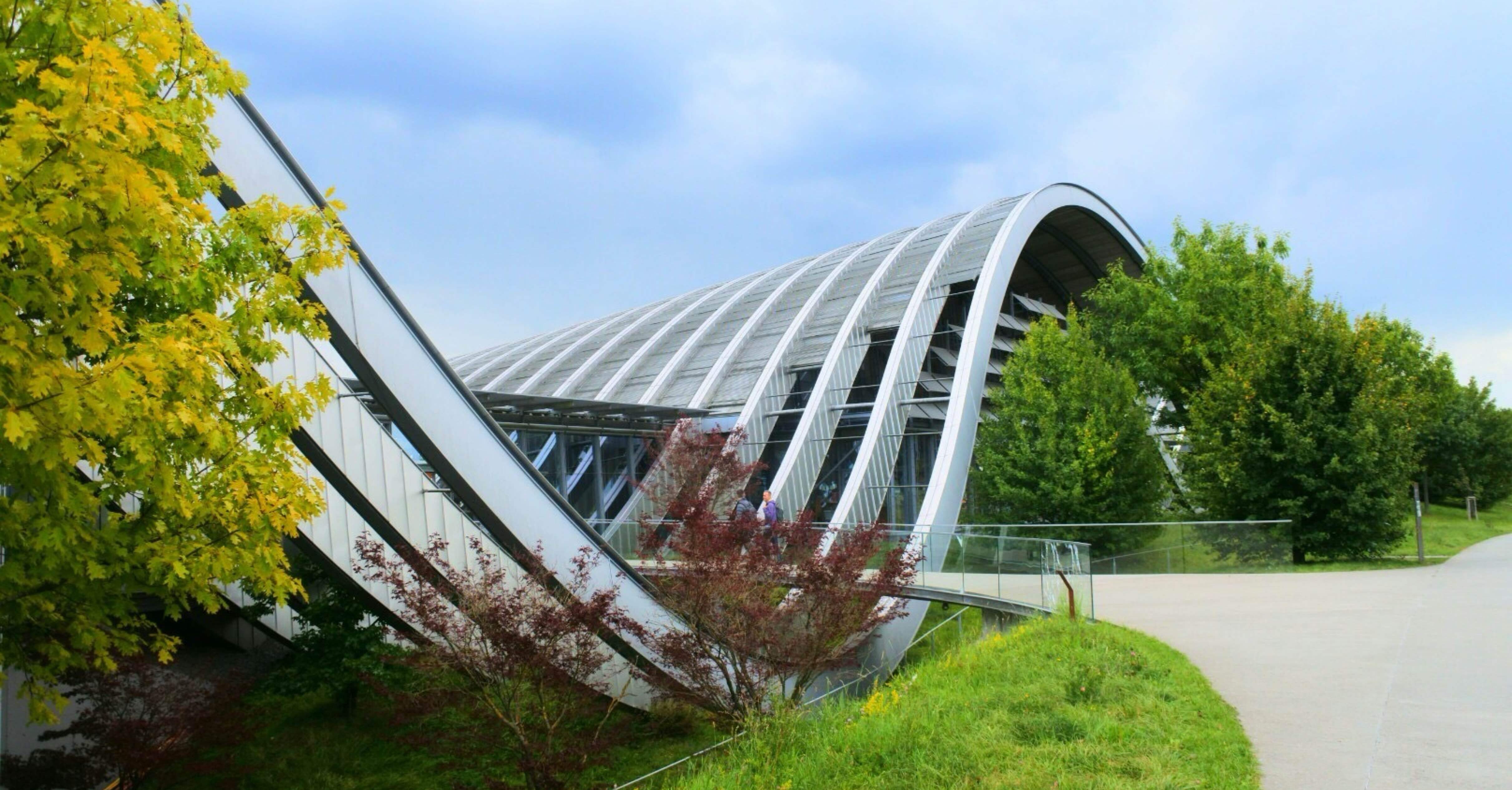 スイスベルンの自然に溶け込む建築 レンゾ・ピアノ設計パウル・クレー