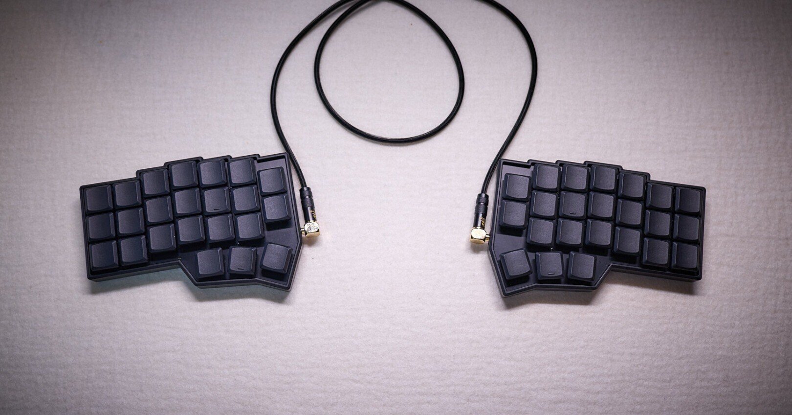 corne v4 分割キーボード　ロープロ　無線 corne v4 分割キーボード ロープロ 無線 Corne V4 Cherry」という分割