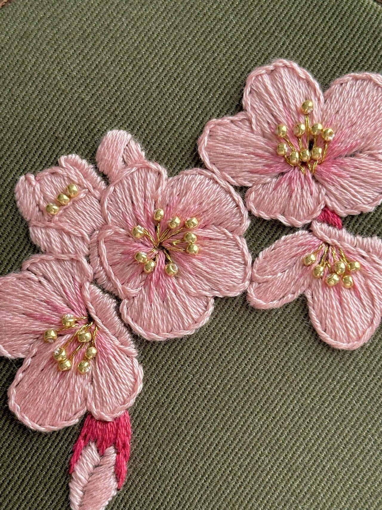 sen❤️・29点まとめ・ぬり絵みたいな ざくざく刺しゅうブローチの会 小さな花の刺しゅうがかわいいブローチ」の作り方｜ぬくもり