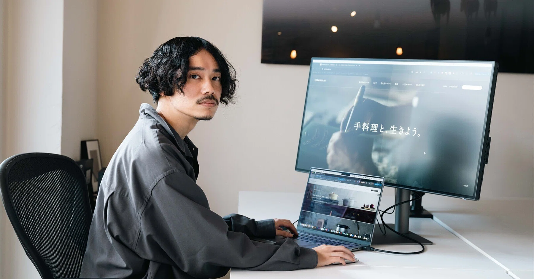 グラフィティデザイン ディスプレイモニター本体 仕事道具の紹介 │ アートディレクターが語るデザインモニターの重要性