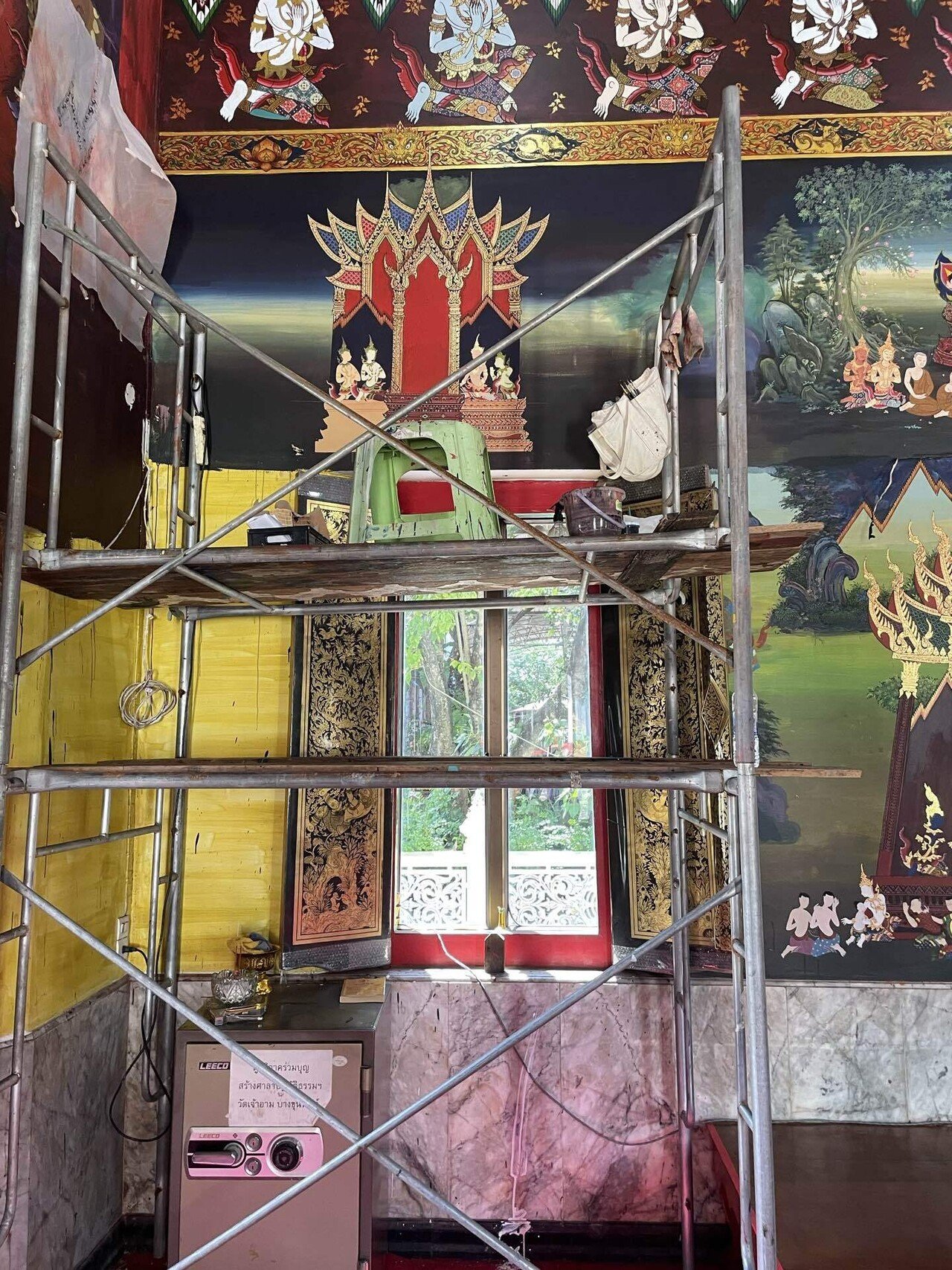 【海外輸入】 ワットチャオアーム】タイ寺院の壁画修復と仏像を見て仏教美術 色絵磁器