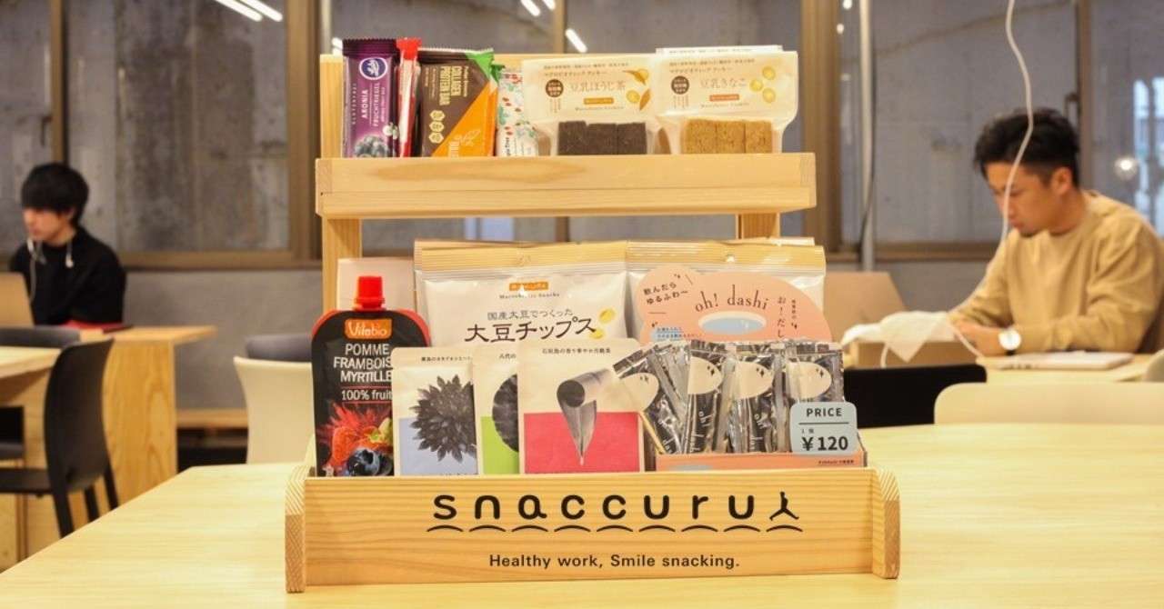 snaccuru_スタンド写真_ロゴ入り