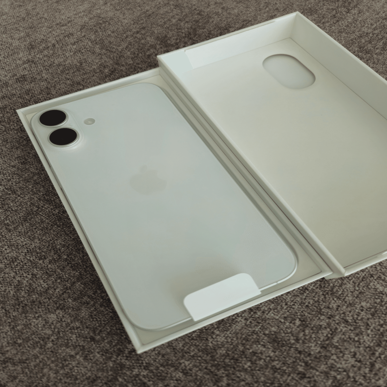 スノーホワイトなiPhone 16 Plusを購入！｜tomotaro｜ゆるITエンジニア