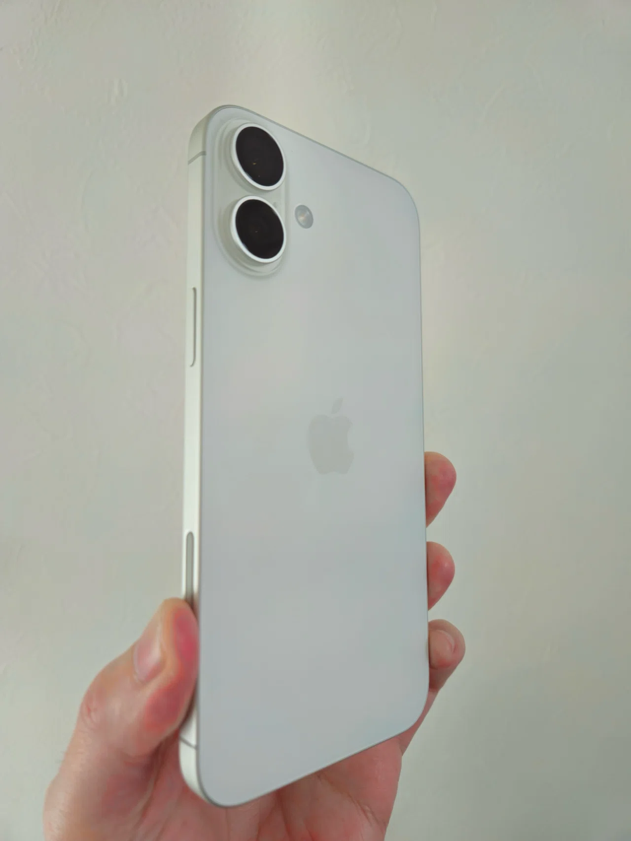 スノーホワイトなiPhone 16 Plusを購入！｜tomotaro｜ゆるITエンジニア