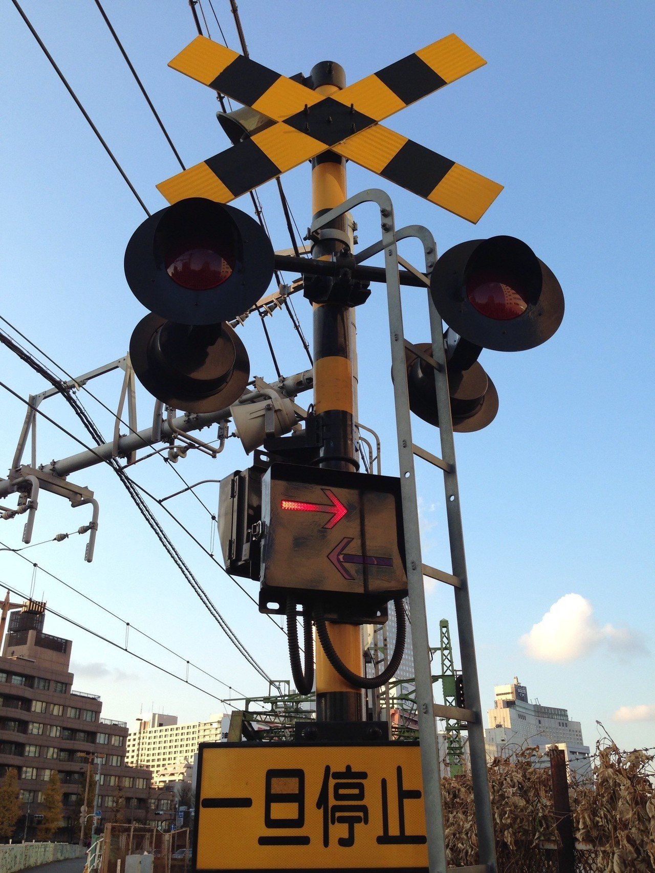 5 たぶん京急品川駅近くの踏切15 12 31 今地図で確認したら北品川の方が近そうだけど撮ってた時は気付かなかった 柵 やな Note