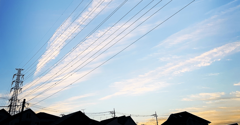 送電のトラック駆けるや流れ雲