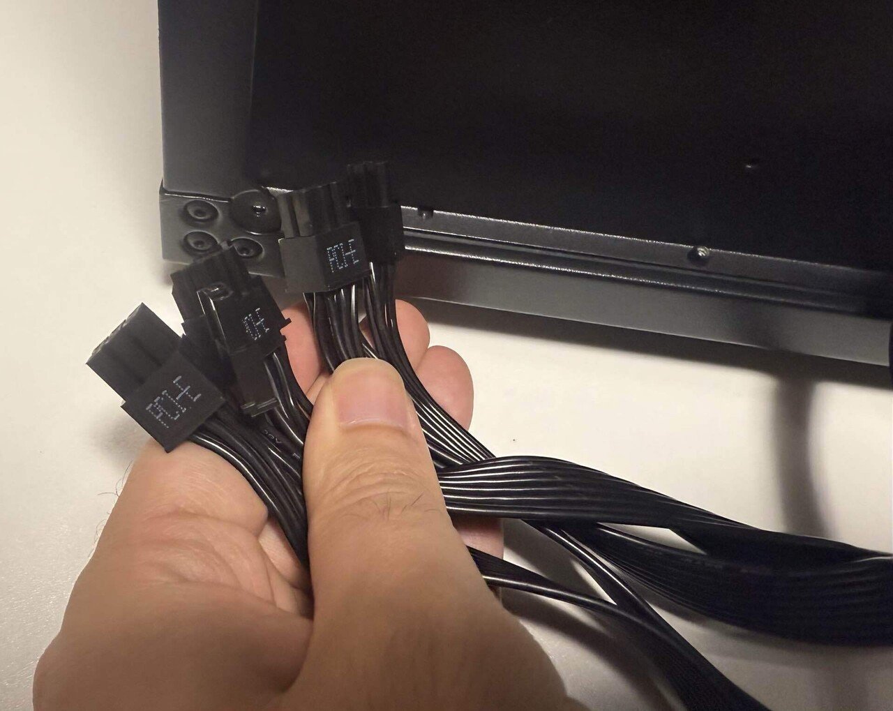 確認用グラボに繋ぐ変換アダプタ 紹介】 グラボ交換方法RTX5070Tiに進化しました！｜シュナ博士