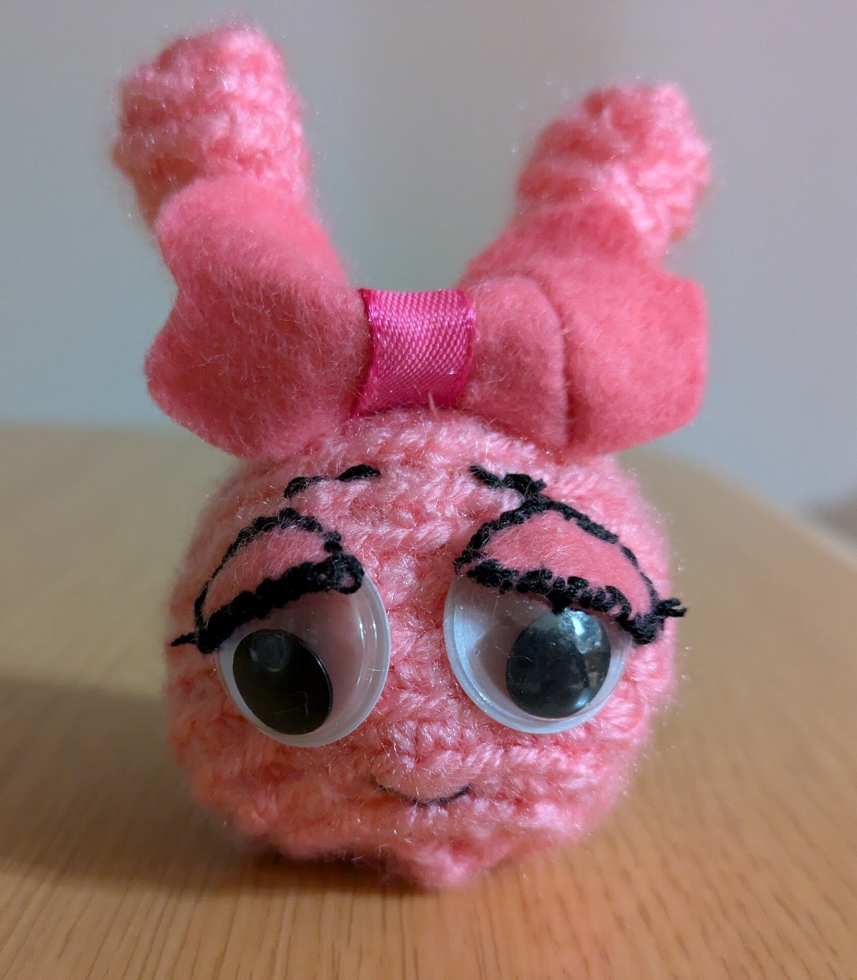 100均にてピンクの毛糸を手にスプランキーのうさぎちゃん作ってとの