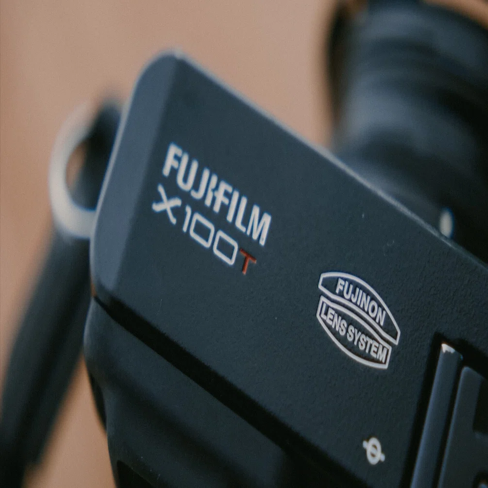 FUJIFILM X100Tを手に持って。｜村木渓太