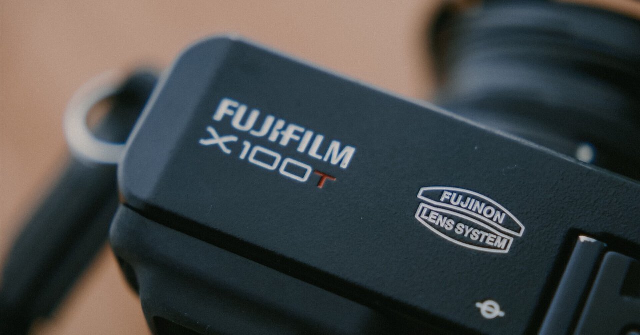 FUJIFILM X100Tを手に持って。｜Keita Muraki