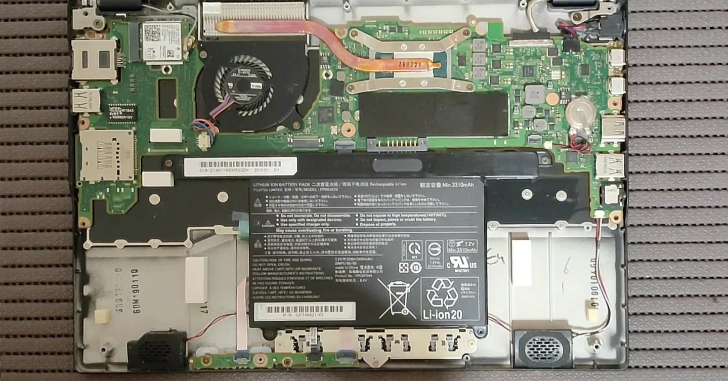 スリム型、軽量型ノート『FUJITSU LIFEBOOK WU2/C3』の分解