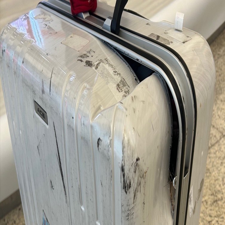 悲しすぎる相棒とのお別れ 【痛々しいスーツケースの破損】｜Aki.tabi1000