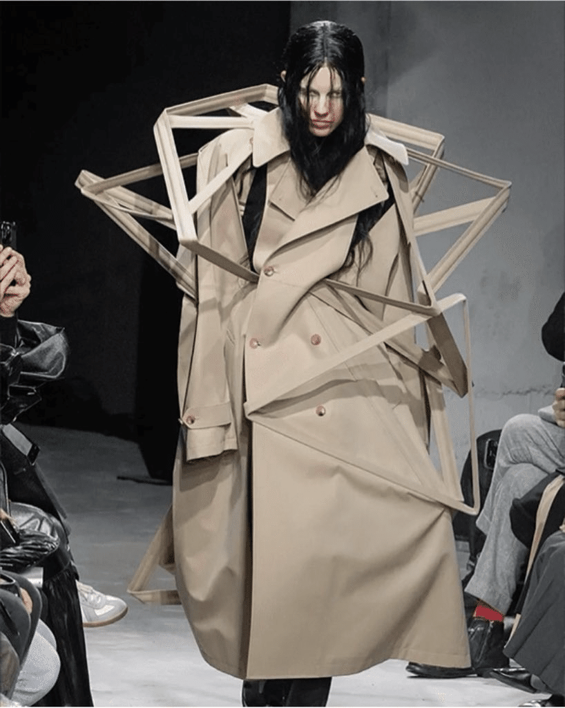 川久保玲さんと渡辺淳弥さんのクリエイションは似て非なるものだと思っ