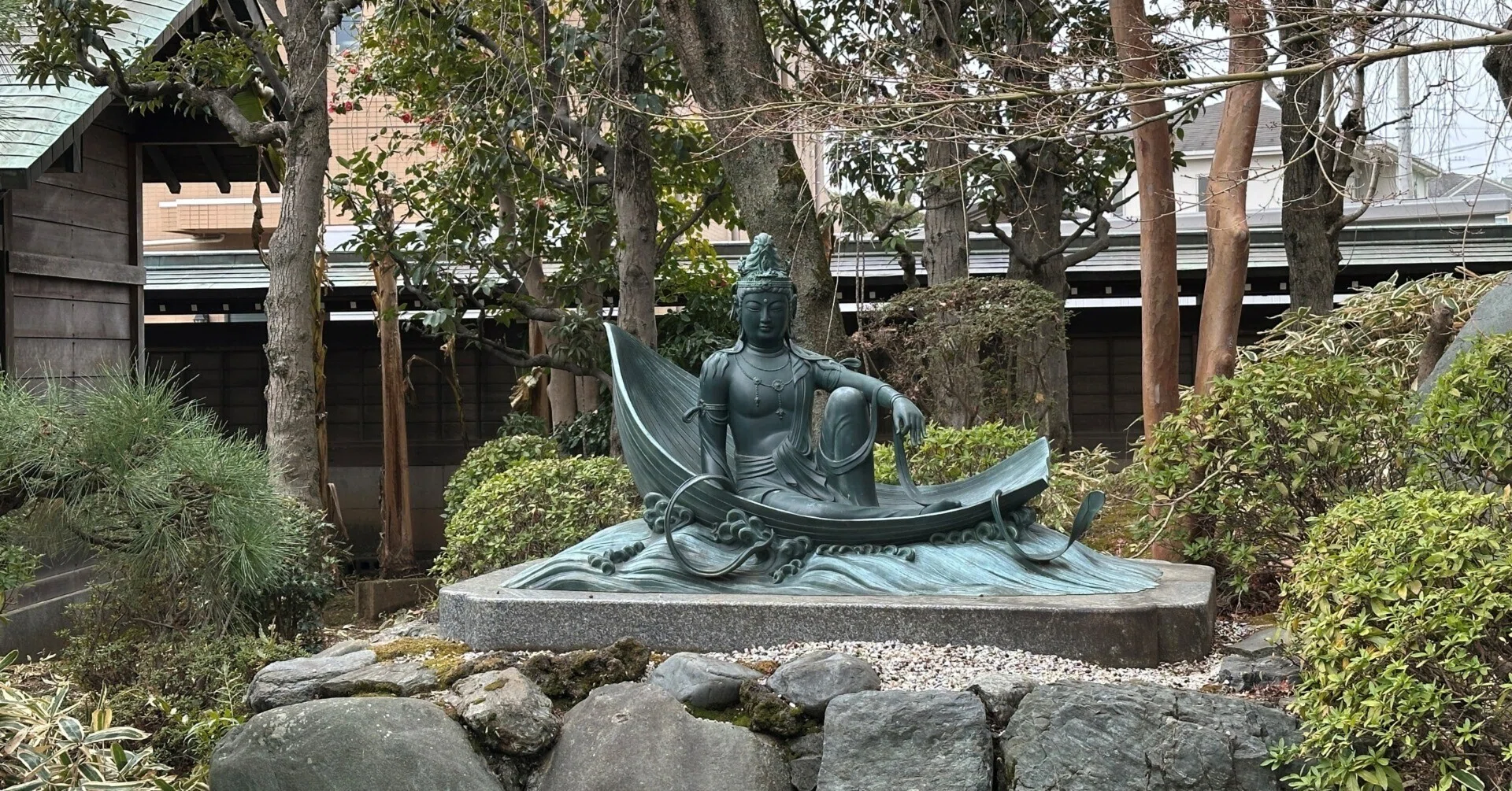 一葉観音 置物 真鍮製 蓮の葉 水の神様 水難の守護神 仏教 仏像 Amazon 