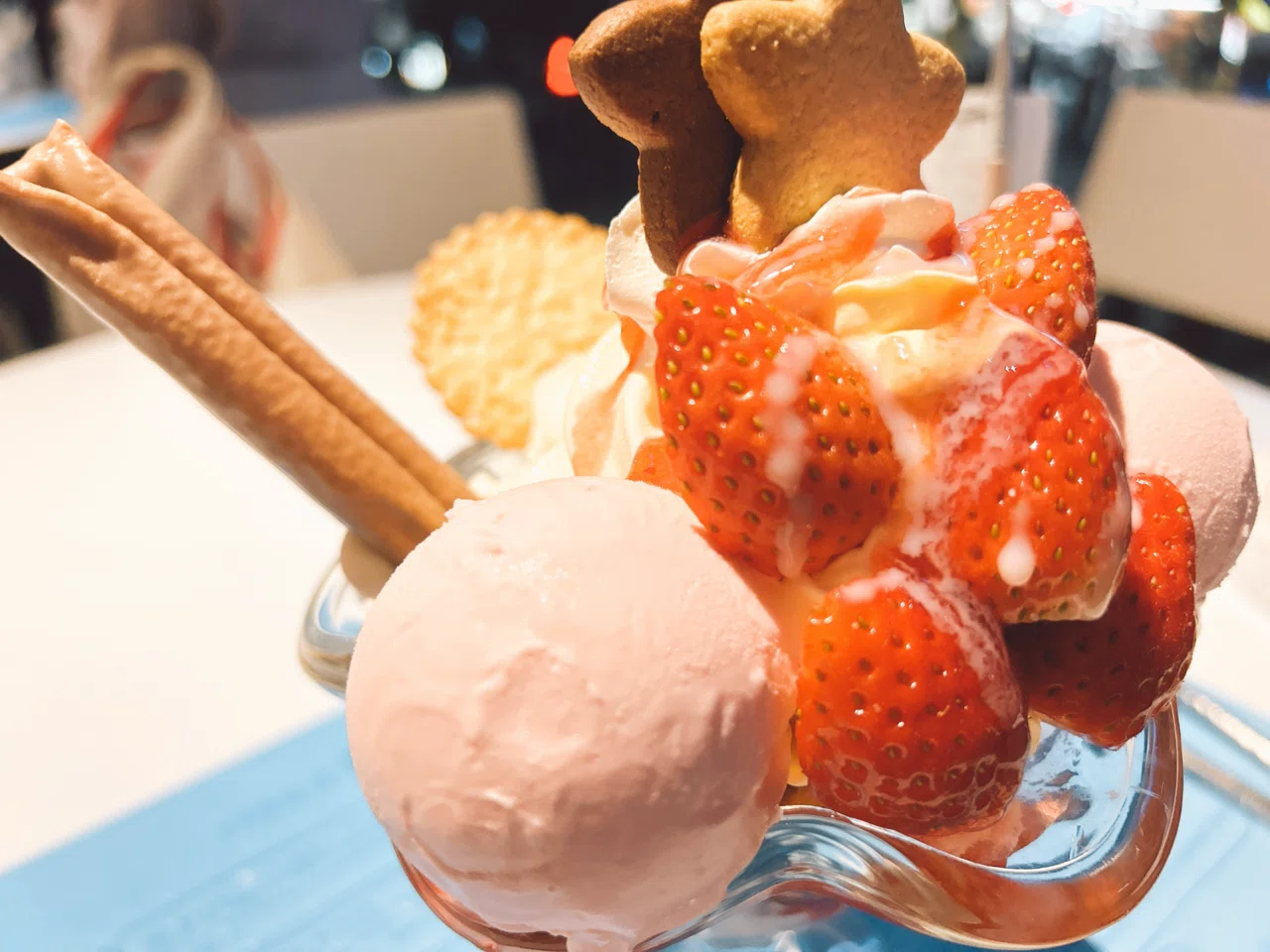 ミルキーウェイでいちごちゃんスペシャルパフェ🍓🍨｜💙Blue Leopard🐆