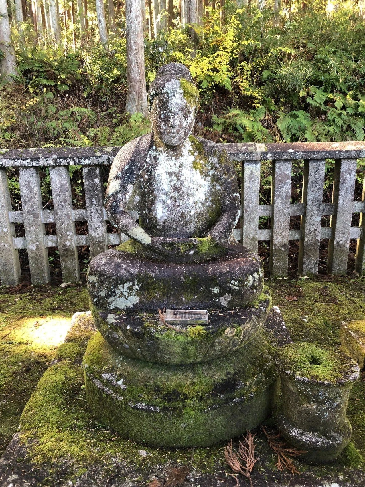 東北地方の石造物⑮：愛宕山片倉家廟所阿弥陀石仏（片倉家歴代墓所）｜綾
