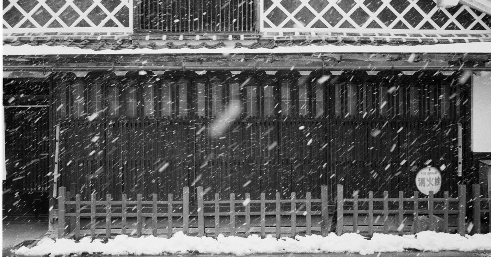 モノクロチャコール画 雪の街並み モノクロで撮る雪景色｜しまなみフォトライフ