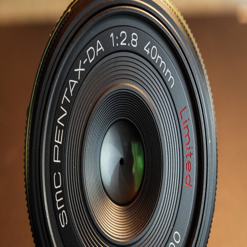 正にスナップシューターな smc PENTAX DA40㎜F2.8 Limited。｜鶏(とり)