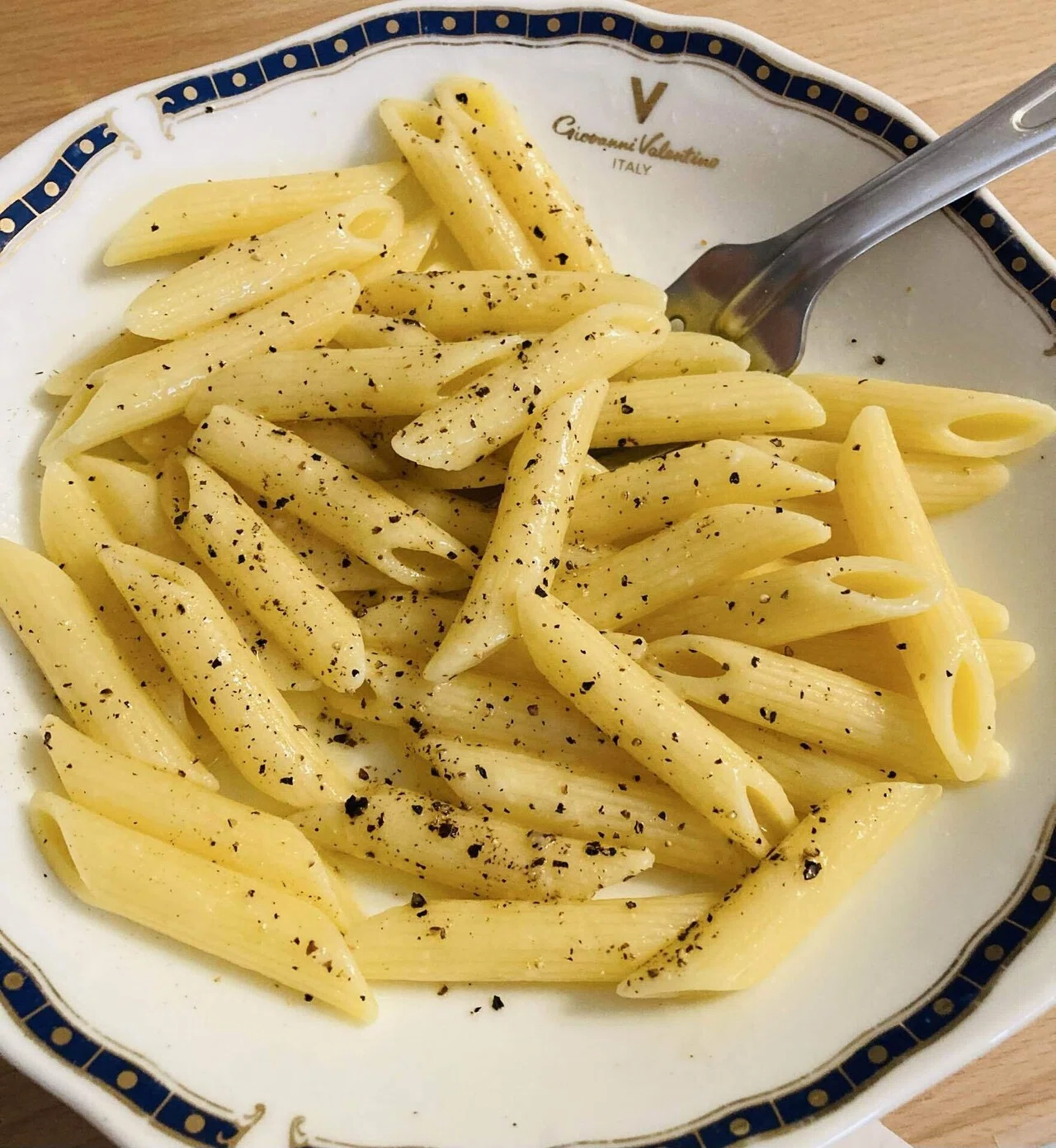 「ペンネ・ア・ラ・ブッロ(Penne alla Burro)」は、イタリア料理のシンプルなパスタ料理の一つ。 基本的には、ペンネを茹でた後 ...