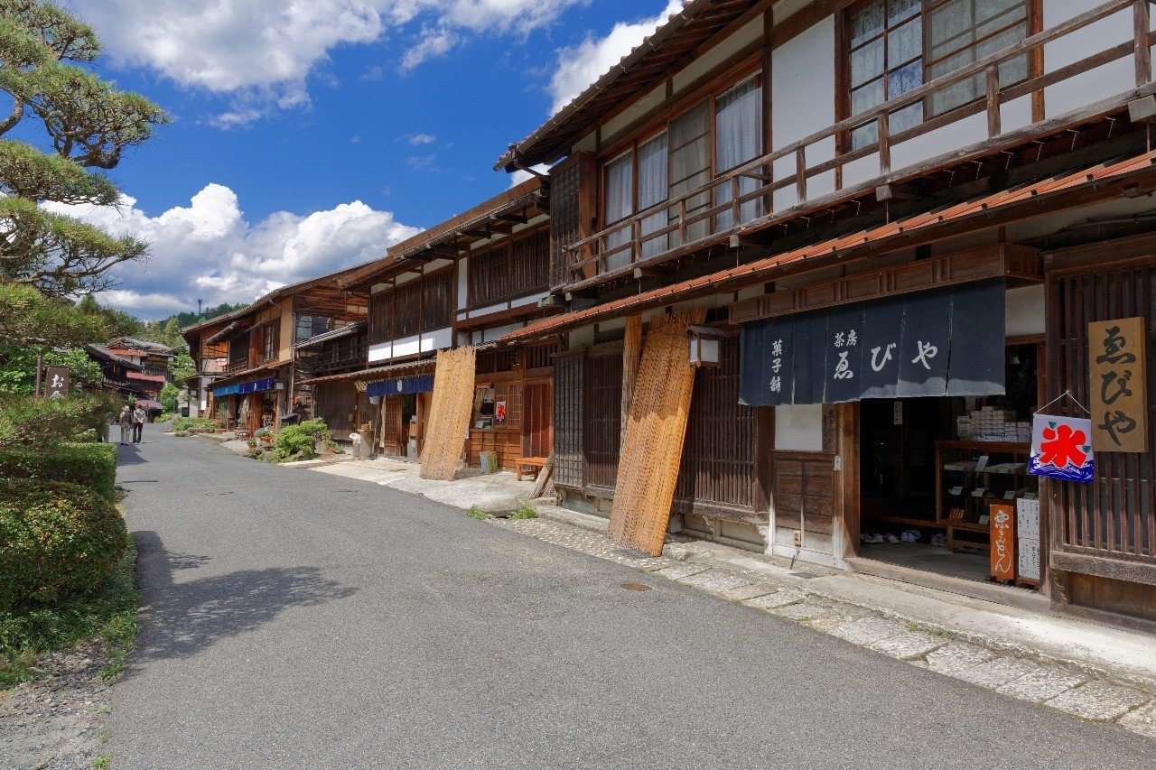 妻籠の宿　銀鼠の甍と恵那山　 パステル画 中山道 (中仙道) 妻籠宿周辺のおすすめホテル・旅館10選【2025年】