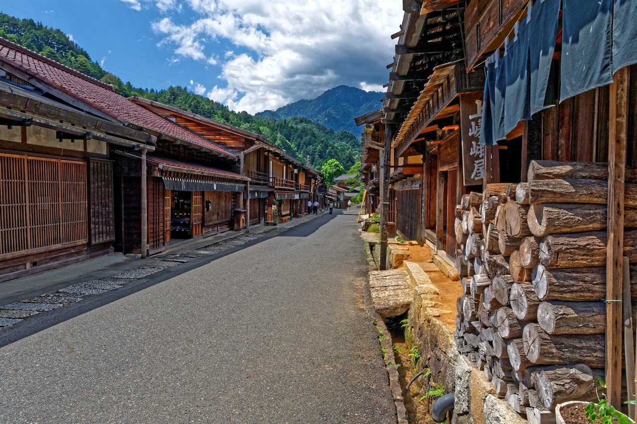妻籠の宿 銀鼠の甍と恵那山 パステル画（tumagojyuku2.jpg）