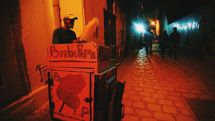 Tunis / Tunisia チュニスのメディナ（旧市街）。ラマダン（断食月）の夜の綿飴屋。