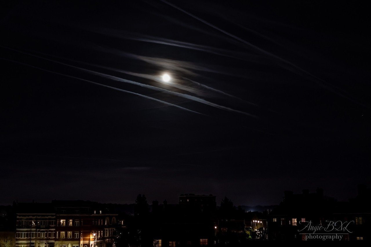 昨夜の夜空 十六夜の月と その明りに照らされた幾筋もの飛行機雲 それを何とか写真に収めようと頑張ったけど 月をクッキリさせれば他は真っ暗で何も見えず 飛行機雲を見せようとすると月が真っ白に 無理やりダイ Angie Bxl Note
