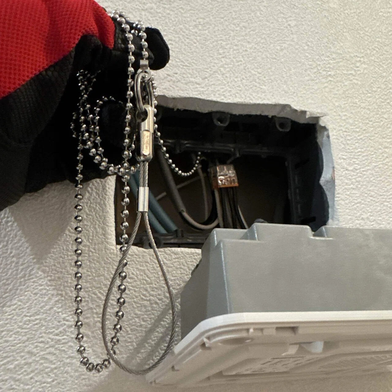 電気錠のコントローラーユニットの位置を考える・そしてボタンの追加