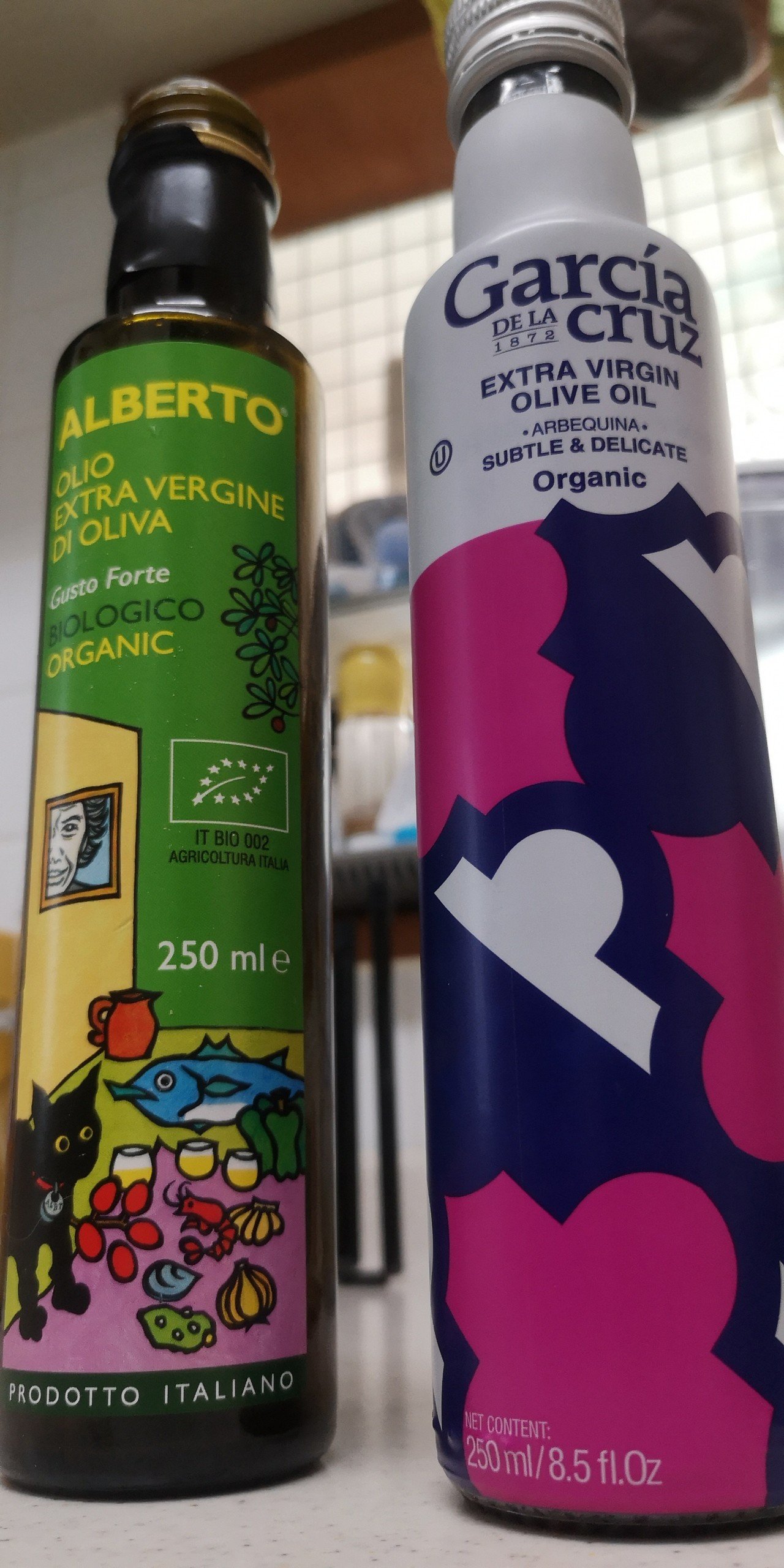 14才の長男猫には この2つのオリーブオイルの違いが分かる 左のalbertoは大好きで ティースプーン一杯ペロッと食べるけど 右のgarciaは食べない 痩せこけて 関節炎で 細長くなった化け猫が 彩 Note