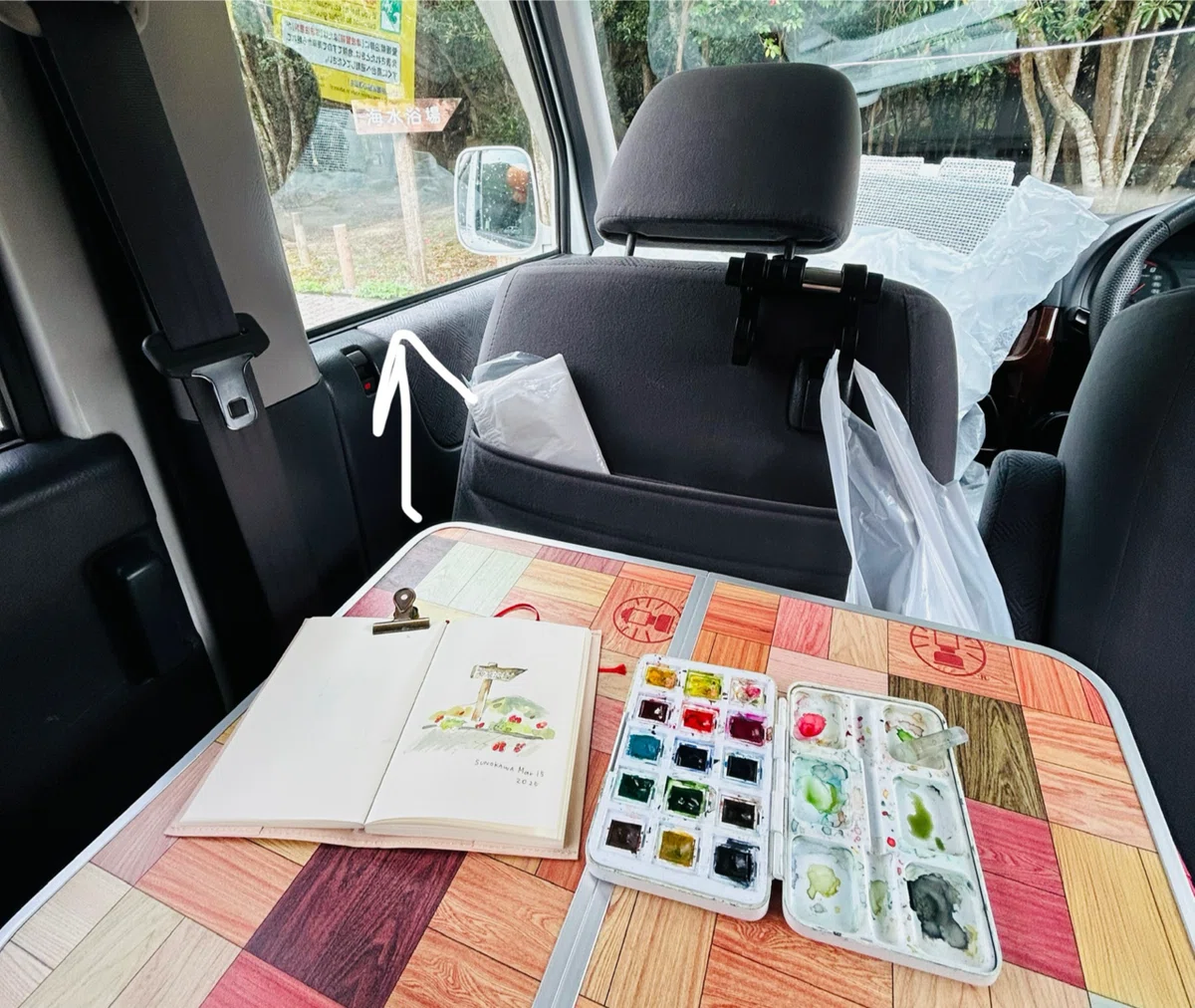 車の窓から見える看板