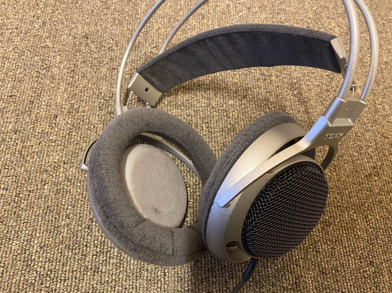 全体域の音のバランスがとても絶妙なヘッドホン!独特なデザイン 全体域の音のバランスがとても絶妙なヘッドホン!独特なデザイン