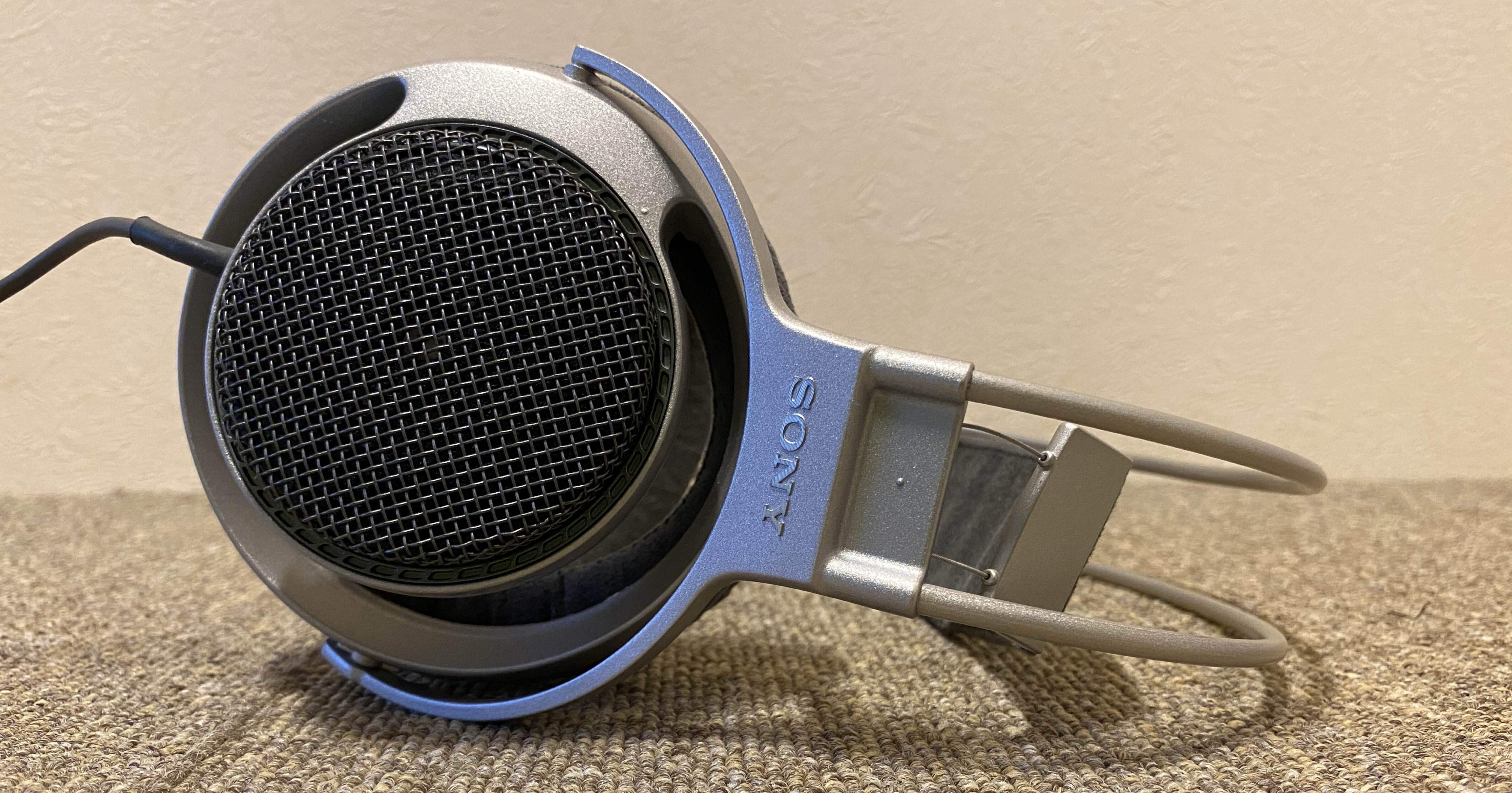 ヘッドホン SONY MDR-F1 全体域の音のバランスがとても絶妙なヘッドホン！独特なデザインが印象