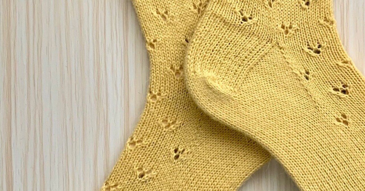 春色、イエローに透かし編み満載の靴下編みました｜cotto mou/心躍る