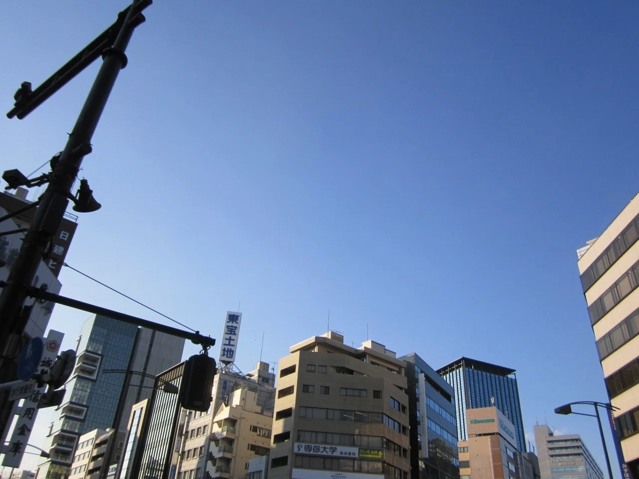 仕事で神田神保町に行きました 空が青かったです 古書店街で有名なエリアですが いつも出版社で用件をすませると すぐに帰ってきてしまいます 時間に余裕ができたら ゆっくり古書店めぐりをしたいなあ 真帆 沁 Maho Shin 文筆家 Note