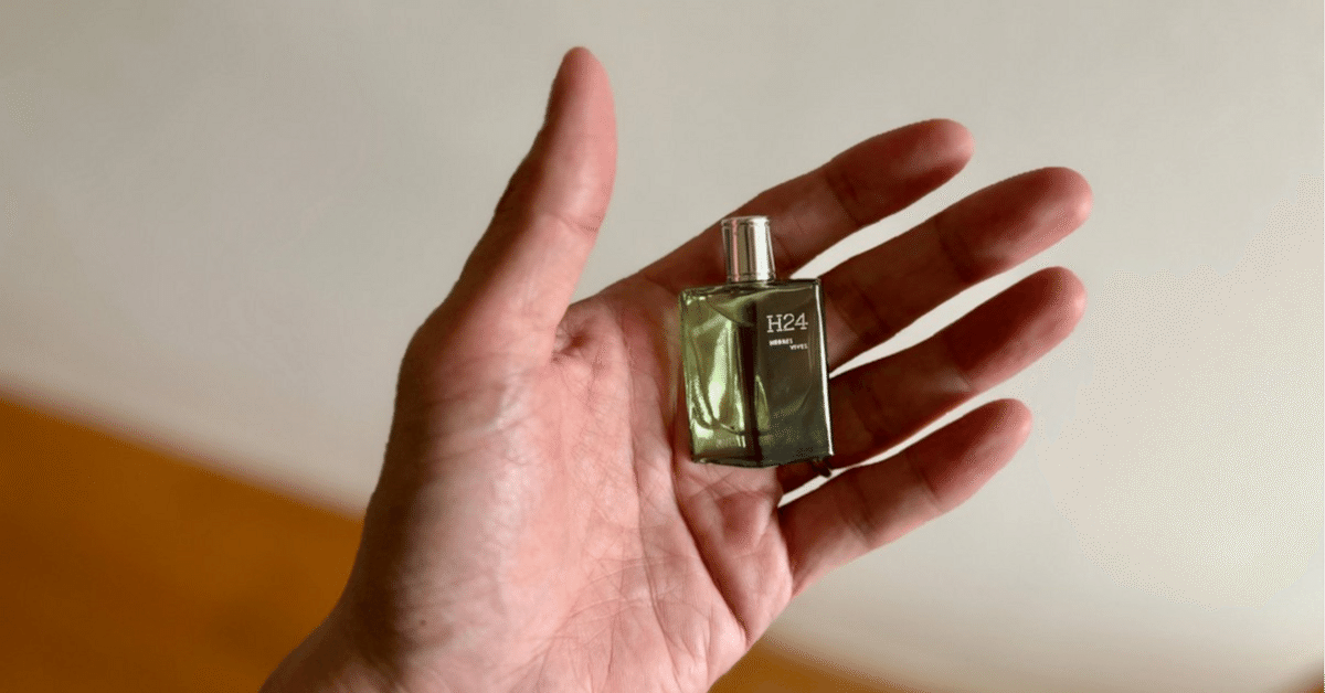 Hermès | H24 Herbes Vives。自然と人工を行き来する無機質感