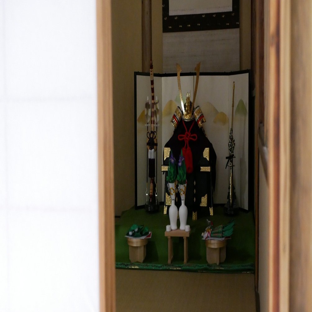 五月人形の飾り方」五月人形の飾り方の基本形① 緑の毛氈｜大西人形五